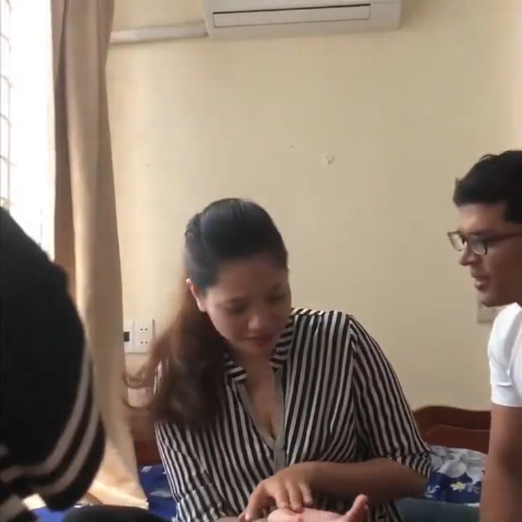 Giáo viên tiếng Anh rủ cô đồng nghiệp xinh đẹp vào nhà nghỉ thỏa mãn cơn thèm khát dục vọng